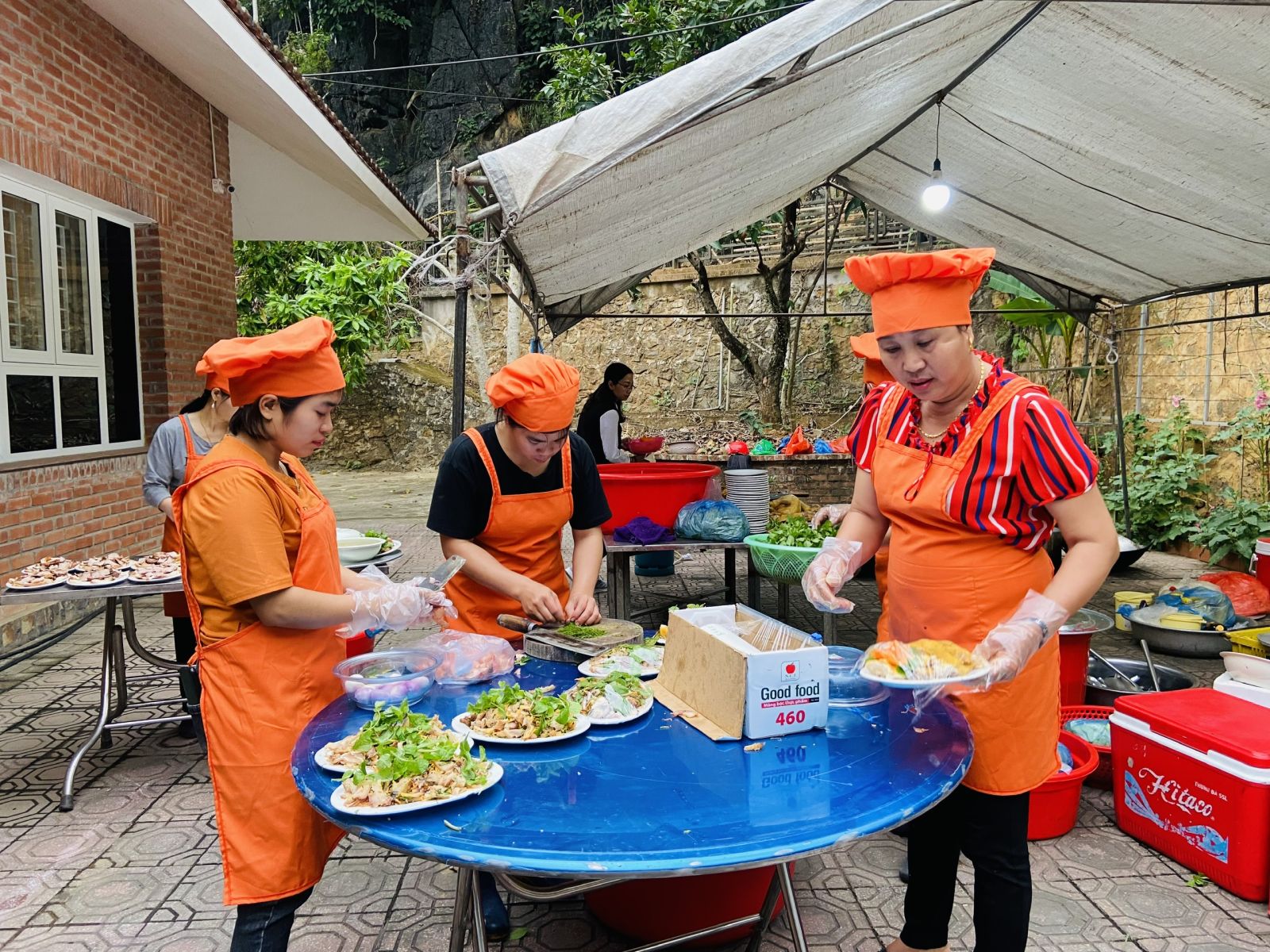 Đặt Cỗ gà đông tảo ở Ngọc Thụy