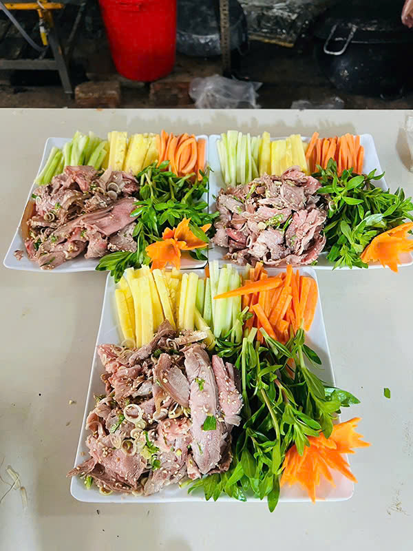 Đặt tiệc tại nhà ở Phúc Đồng